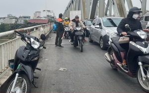 Hà Nội: Nam sinh lớp 9 nhảy cầu Chương Dương tự tử