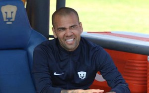 Dani Alves phải đổi trại giam vì ký tặng cho các bạn tù