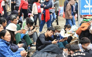 Lễ hội chùa Hương: Du khách vạ vật, thản nhiên chơi bài trên thuyền