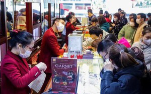 Người dân Hà Nội đổ xô đi mua vàng trước ngày Vía Thần Tài
