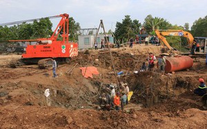 Vụ bé trai lọt vào trụ bê-tông: Sắp đưa được trụ lên khỏi mặt đất