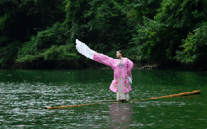 Cô gái sở hữu tuyệt kỹ 'lướt trên mặt nước' như bước ra từ phim võ hiệp