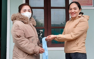 Nhặt được dây chuyền vàng cùng tiền mặt, người phụ nữ tìm người đánh rơi trả lại