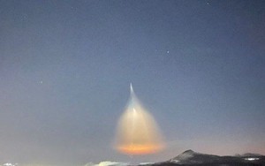 Ánh sáng bí ẩn xuất hiện: UFO hay thiên thạch rơi xuống Trái Đất?