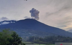 Indonesia sơ tán khẩn cấp người leo núi do núi lửa Marapi liên tiếp phun trào