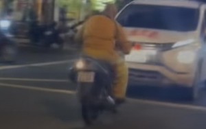 Xác minh clip một người mặc trang phục thầy tu đầu trần đi xe máy