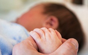 Thấy điều kỳ lạ trong phòng ngủ, người đàn ông tức tốc đưa con đi xét nghiệm ADN và cái kết