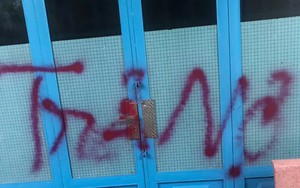 Bắt giam kẻ xịt chữ "trả nợ" lên cửa một căn nhà ở TP HCM