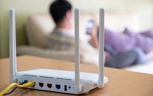 Wifi trong nhà chập chờn lúc mạnh lúc yếu, chuyên gia tiết lộ "quy tắc 30cm" thực hiện cực đơn giản