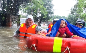 Cứu 12 người mắc kẹt trong mưa lũ ở Đà Nẵng