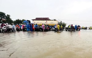 Quốc lộ 1A qua Quảng Nam ngập sâu, công nhân 'chôn chân' giữa biển nước