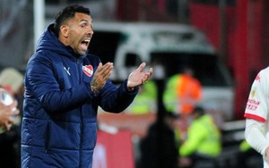 Carlos Tevez sốc khi các học trò đá bóng giỏi nhưng không biết 2+2 bằng mấy