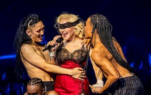 Khán giả phản cảm với màn biểu diễn gợi dục của Madonna