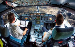 Phi công tiết lộ hoạt động trong buồng lái trên các chuyến bay đường dài