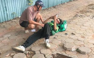 Xôn xao hình ảnh shipper 'chui tọt' xuống hố gas trên vỉa hè Hà Nội