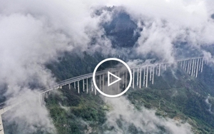 Cao tốc băng qua núi lửa ở Trung Quốc