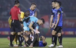 Cầu thủ CLB TPHCM sốc khi chứng kiến chấn thương của đồng đội