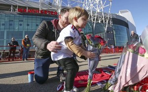 Man.United để tang huyền thoại Bobby Charlton và “trận cầu phải thắng” ở Old Trafford