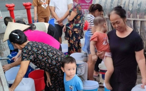 Gian nan cảnh thiếu nước ở khu đô thị Thanh Hà: Ba ngày chưa tắm, ông bà bế cháu nhỏ quằn lưng xách từng xô