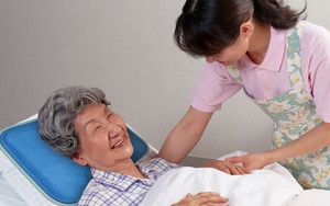 Chăm mẹ 9 năm, anh trai thừa kế 330 triệu đồng, em gái vẫn hạnh phúc dù không có tên trong di chúc