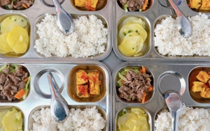 Ngỡ ngàng với suất cơm của 1 trường làng ở Hà Nội: Chỉ 20 nghìn đồng nhưng cực đầy đặn, ngày nào học sinh cũng no căng bụng