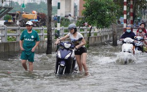 Loạt ảnh người dân TP HCM hì hục dắt xe qua đoạn đường ngập ngày triều cường dâng cao