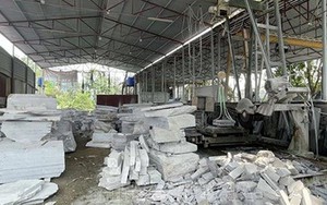 Đá lăn từ trên xe tải xuống đè 3 người đàn ông tử vong