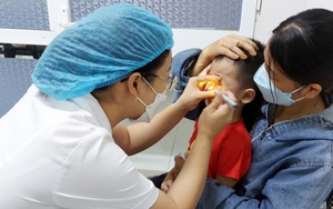 Cảnh báo biến chứng khi tự ý xông lá, đắp lá... khi trẻ bị đau mắt đỏ
