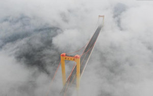 Xây cầu cao ngang tòa nhà 170 tầng, phóng cả tên lửa chỉ để… chăng dây cáp, Trung Quốc khiến thế giới ngỡ ngàng với công trình ‘chìm trong mây’ gần 2 nghìn tỷ cực hùng vĩ