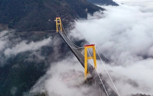 Cây cầu 'trên mây' ở Trung Quốc, phải dùng tên lửa để xây