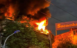 TP HCM: 4 người tháo chạy trong đám cháy lớn ở cửa hàng mỹ phẩm