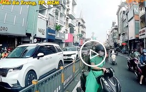 Xe máy ùn ùn đi ngược chiều trên đường Hai Bà Trưng, TP.HCM