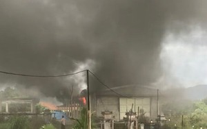 Kho chứa lúa giống ở Quảng Nam bốc cháy ngùn ngụt