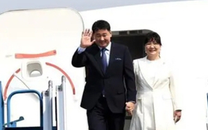 Tổng thống Mông Cổ và Phu nhân đến Hà Nội, bắt đầu thăm Việt Nam