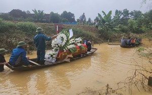 Xót xa hình ảnh đoàn thuyền vượt lũ chở thi hài nam sinh đi an táng