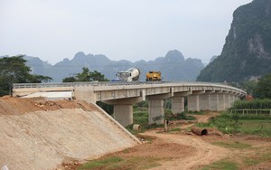 Cầu trăm tỷ xây xong nhưng chưa thể lưu thông