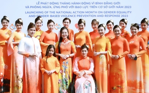 Người mẫu đặc biệt trình diễn bộ sưu tập áo dài mới của NTK Vũ Thảo Giang