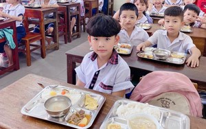 Suất cơm 15 NGHÌN ĐỒNG của một trường tiểu học công lập vừa ngon vừa rẻ, nghe chia sẻ của phụ huynh càng bất ngờ