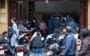 Hà Nội chuyển rét, quán ăn vỉa hè đông nghẹt khách từ sáng sớm đến đêm khuya