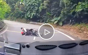 Đổ đèo tốc độ cao, hai thanh niên ngã nhào trước đầu ô tô