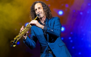 Huyền thoại Kenny G xin lỗi vì nói tiếng Việt không tốt, mê hoặc khán giả với những bản nhạc bất hủ