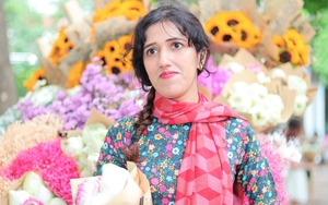 Cô gái Pakistan đến Hà Nội “đu trend” chụp ảnh xe hoa mùa Thu, hoá ra là người quen