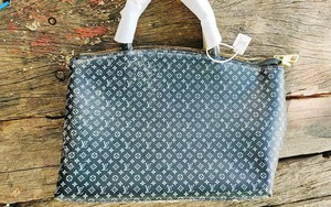 Nhặt rác làm sạch biển, lượm được túi hàng hiệu Louis Vuitton