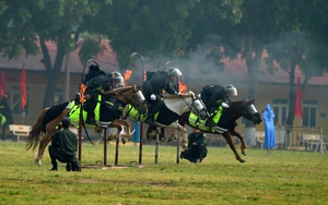 Chủ tịch nước và Tổng thống Mông Cổ xem Cảnh sát cơ động kỵ binh lao qua vòng lửa, phô diễn sức mạnh