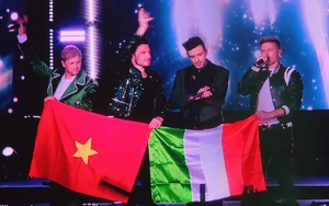 Những khoảnh khắc ấn tượng trong đêm diễn đầu của Westlife: Cờ Việt Nam và Ireland được cầm cùng nhau