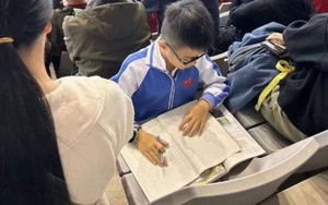 Bi hài: CĐV Trung Quốc ngồi làm bài tập ngay trên khán đài, không mặn mà xem đội tuyển thi đấu