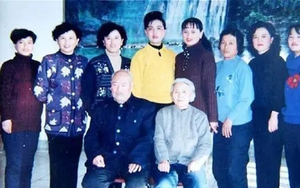 Bị cười nhạo vì... đẻ 8 đứa con gái nhưng 20 năm sau, cả làng phải ghen tị với gia đình "toàn vịt giời" này!