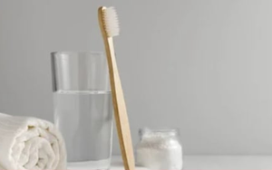 Có cần làm ướt bàn chải trước khi cho kem đánh răng?