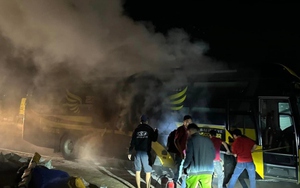 Xe giường nằm bốc cháy ở Bình Phước, hàng chục hành khách hoảng loạn