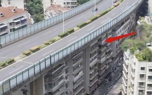 Độc dị Trung Quốc: Xây 10 tòa nhà dưới cầu vượt, người dân không phản đối còn nô nức kéo tới chụp ảnh